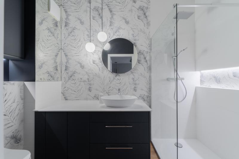 Création de salle de bain, les tendances et astuces pour un espace fonctionnel